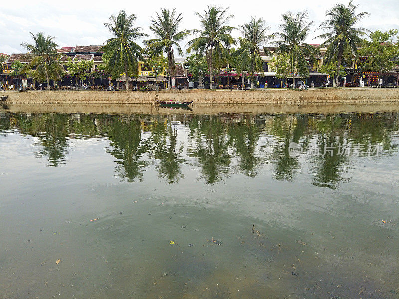 越南会安城的河上老城中独木舟的河岸景色