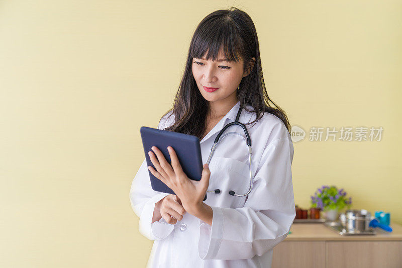 年轻的亚洲医生使用数字平板电脑对男性健康疾病或精神疾病进行诊断检查，并在诊所或医院办公室撰写处方记录信息文件的医疗理念