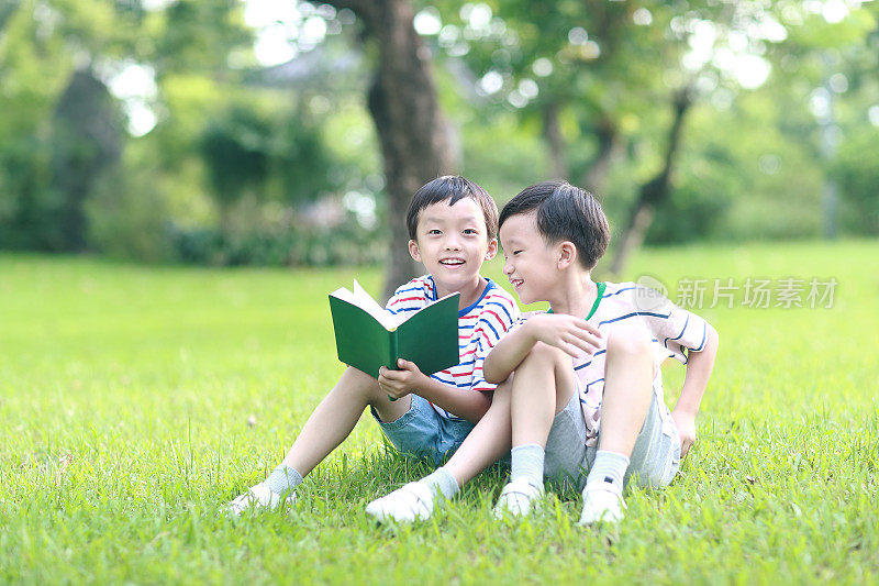 小男孩在看书