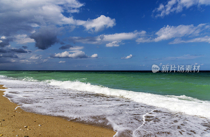 土耳其黑海，海浪拍打着海岸和海景