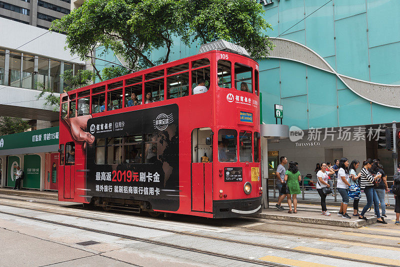 双层电车在香港中环繁忙的街道上。