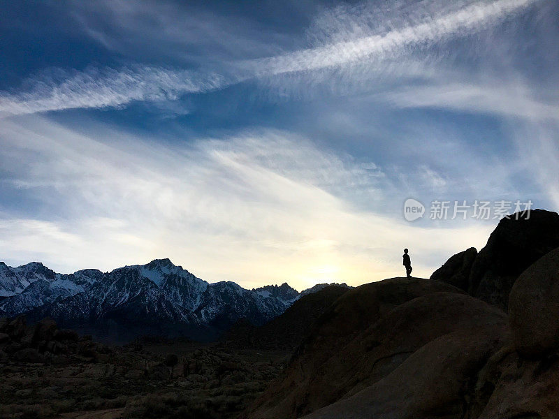 孩子们爬上美丽的山景天际线。