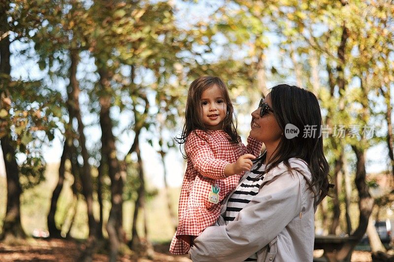 两岁的婴儿和她妈妈在一起