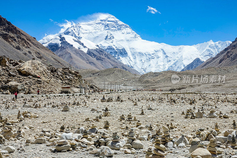 壮观的石堆散布在珠穆朗玛峰大本营周围。