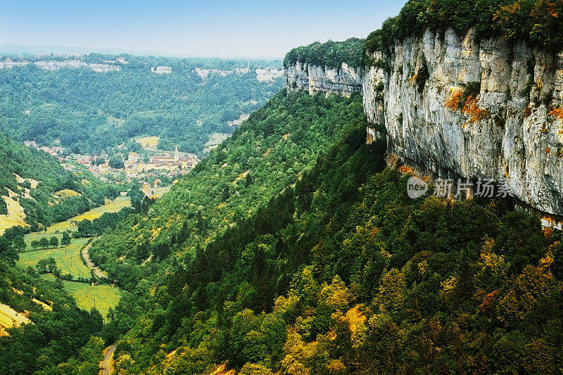 汝拉是法国东部Bourgogne-Franche-Comté的一个部门，以汝拉山脉命名