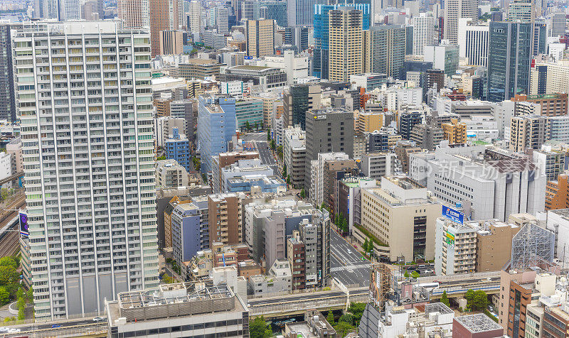 鸟瞰日本东京人口密集的摩天大楼