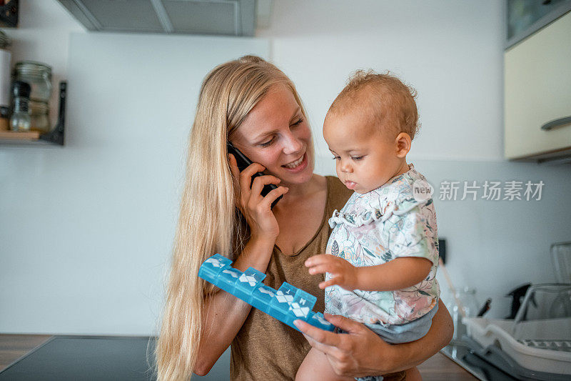 一个成熟的白人女人手里抱着她的孩子正在打电话