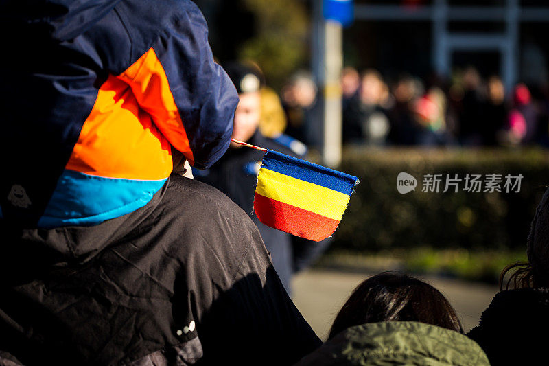 爱国的罗马尼亚人在布加勒斯特的城市街道上庆祝罗马尼亚国庆日