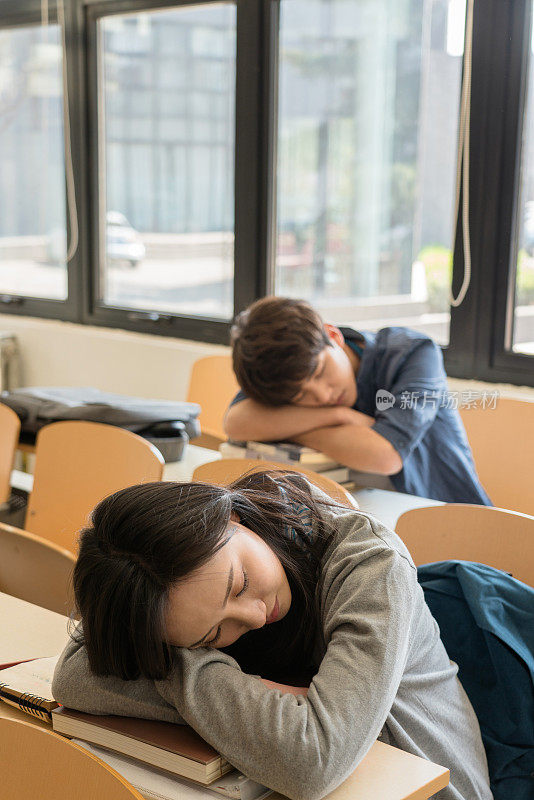 疲劳的大学生在教室里睡觉