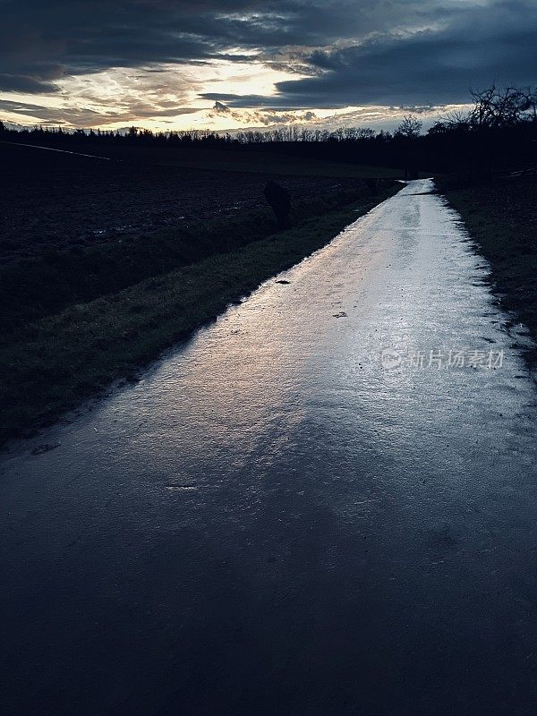 夜晚诡异的乡村道路和风景