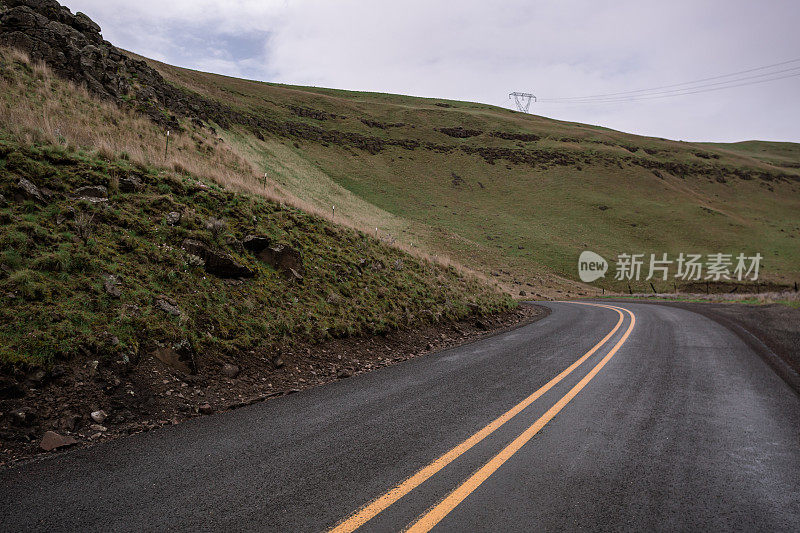 开放绿色山丘公路在俄勒冈州