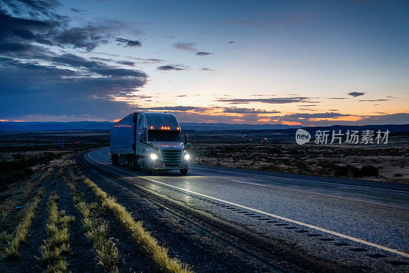 长途半挂车在四车道高速公路上超速运送货物