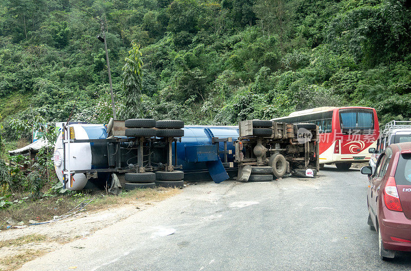 在一条山路上发生了卡车事故