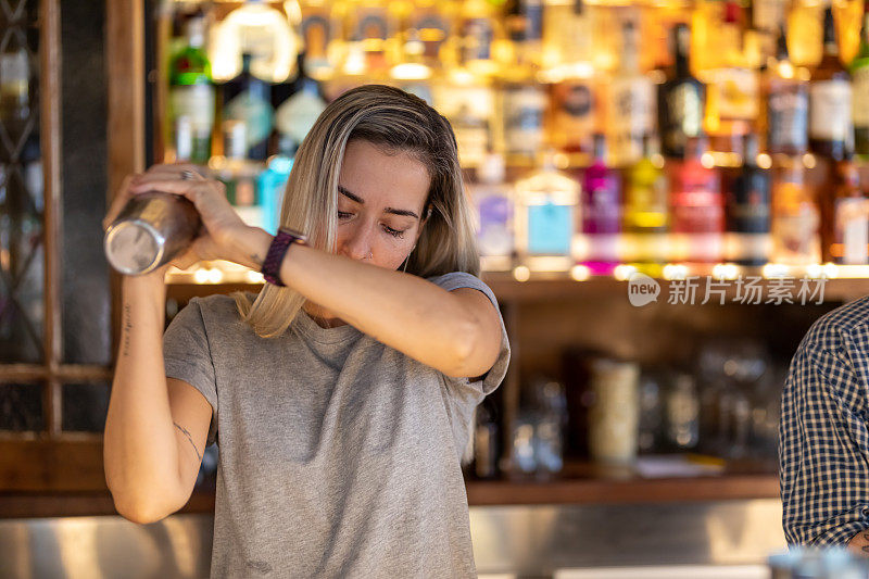 女调酒师调制鸡尾酒