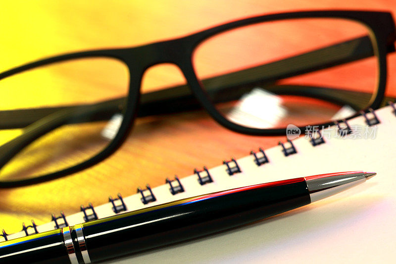 笔记本，眼镜和笔