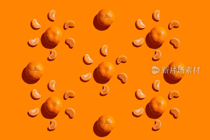九个花纹的橘子，周围有薄片