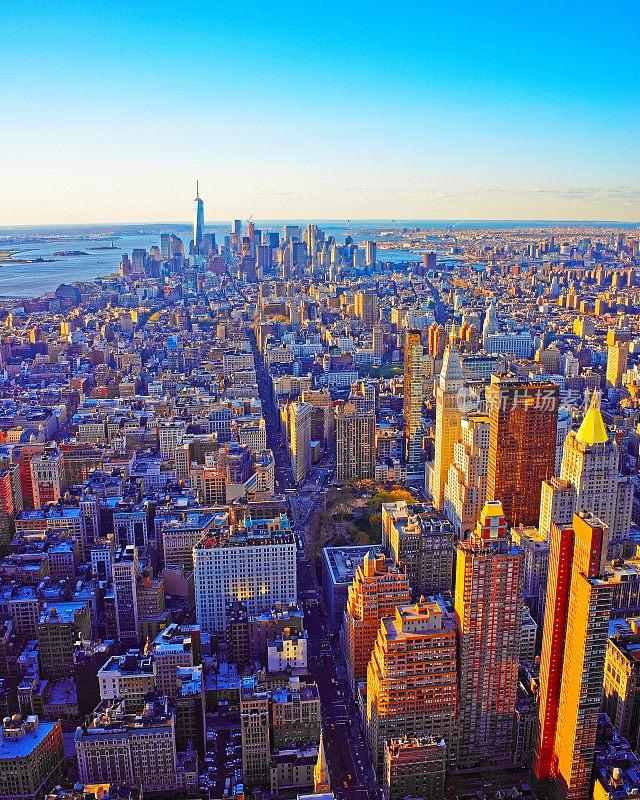 鸟瞰图的天际线在曼哈顿市中心和下曼哈顿反射