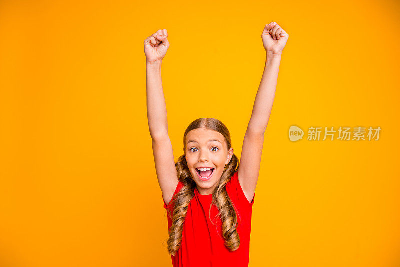 狂喜的照片疯狂漂亮的小女士举起手胜利尖叫最佳拉拉队球迷穿休闲红色t恤孤立亮黄色背景
