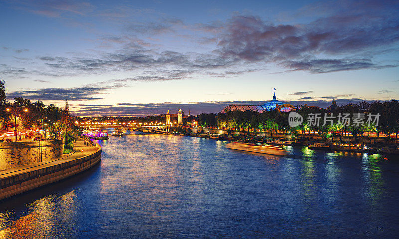 法国巴黎塞纳河上的日落