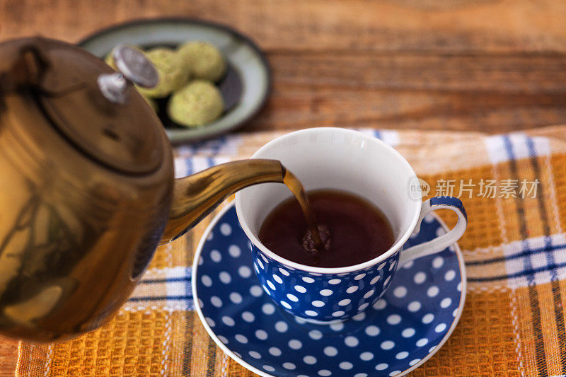 红茶泡在茶杯里，收起来