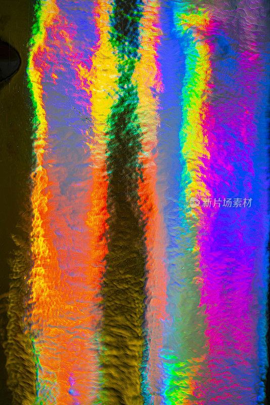 褶皱的厨房铝箔纹理，反射出彩虹般的色彩