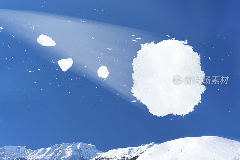 雪球在空中飞舞的风景