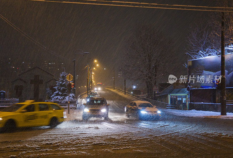 冬季夜晚的交通状况