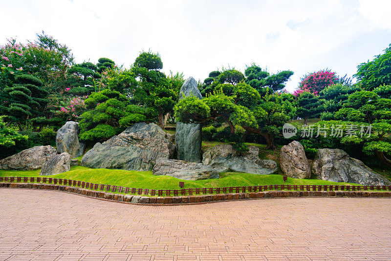 智莲庵是位于香港九龙钻石山的大型佛教寺院建筑群。