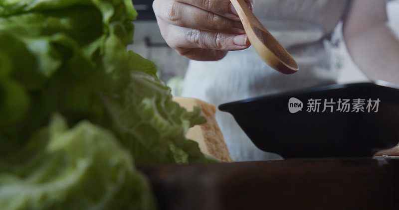 准备填充鸡胸肉卷配培根和芝士