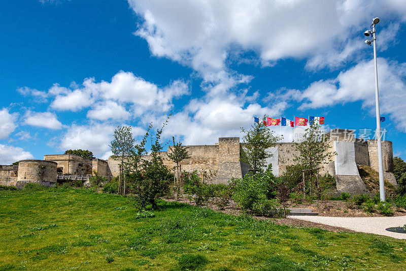 法国卡昂的古老城墙上挂着国旗