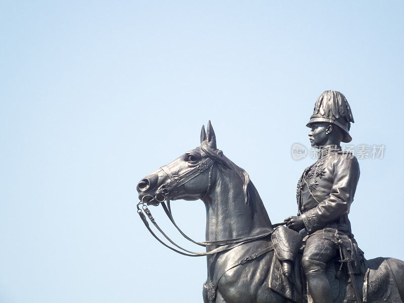 朱拉隆功国王(拉玛五世)的骑马雕像与蓝天。