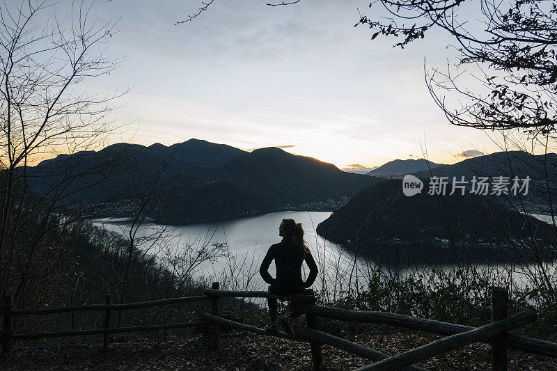 女性徒步旅行者在湖泊和欧洲阿尔卑斯山上行走