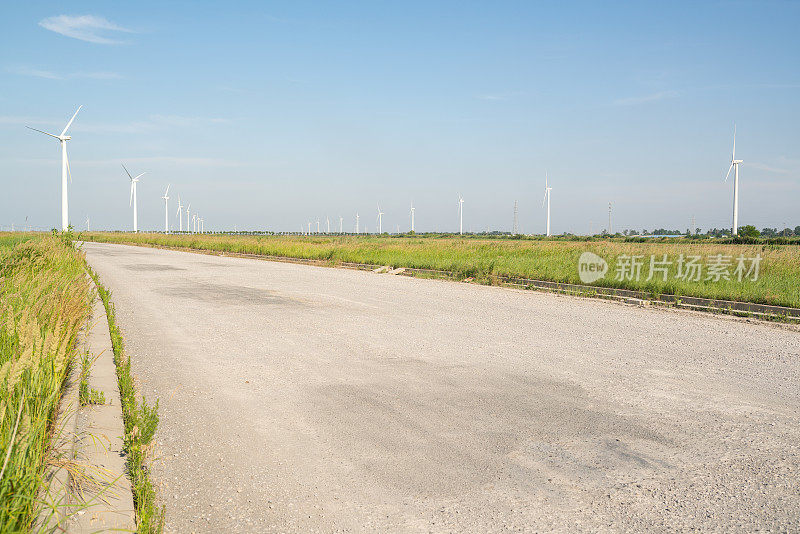 有风力涡轮机的高速公路