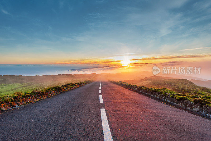 日落高速公路进入云