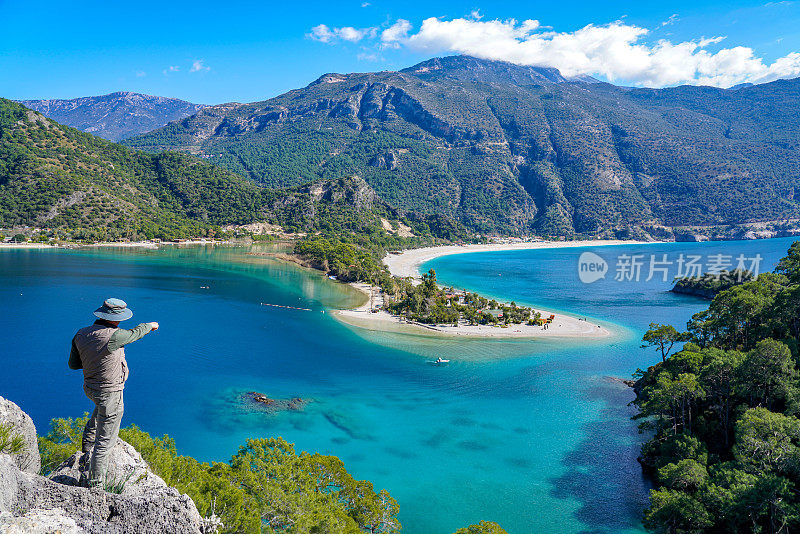 欣赏风景的摄影师。Ölüdeniz来自土耳其Fethiye。