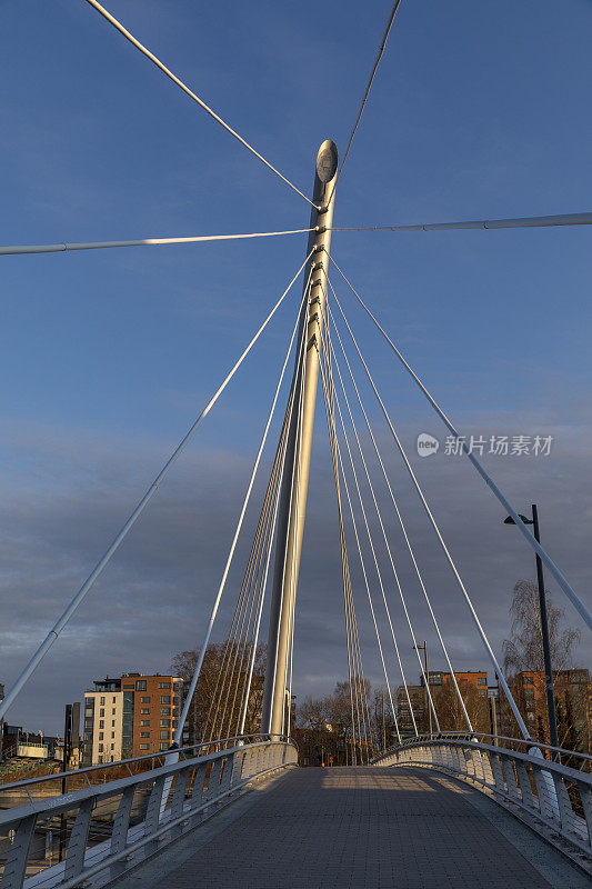 芬兰春天阳光下的城市人行天桥
