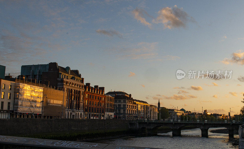 都柏林市中心夜间沿着利菲河的码头，爱尔兰都柏林。