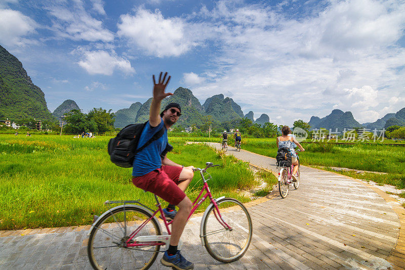 游客们在桂林的乡下骑自行车