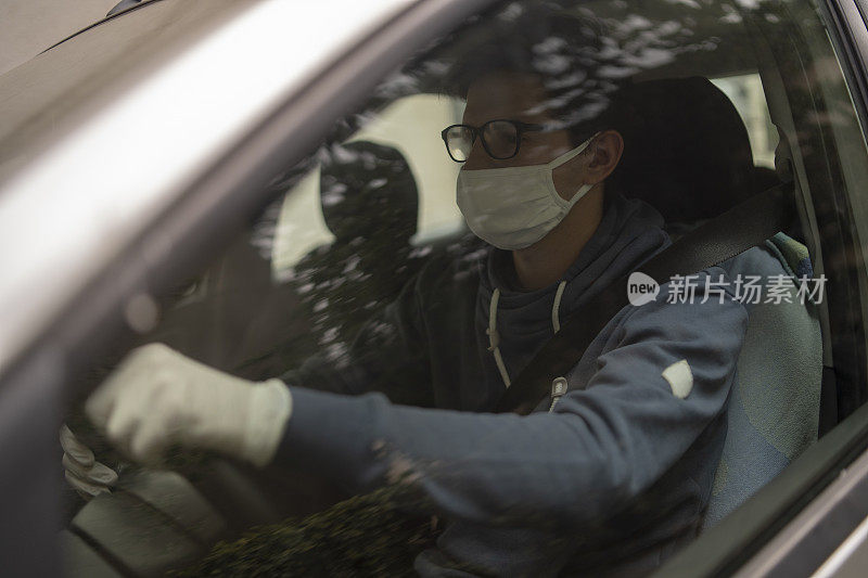 戴口罩和医用手套的司机肖像，冠状病毒大流行概念。