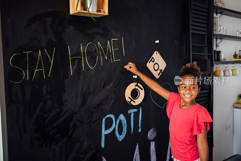 快乐的非裔美国小女孩在家上学