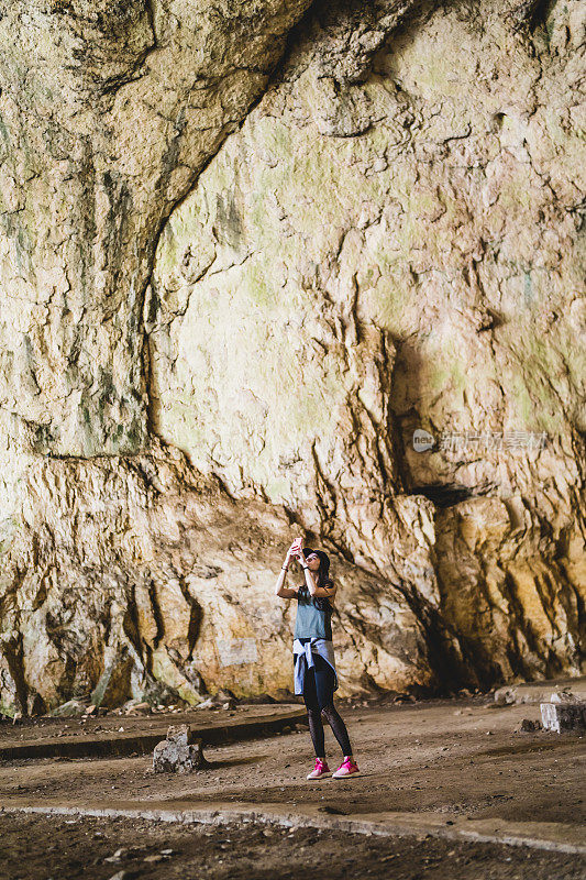 著名的地方，东欧旅行者女孩探索一个devvetashka洞附近的lovech