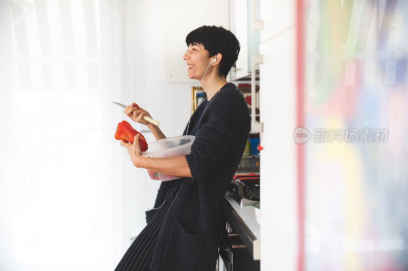 成年妇女在家准备午餐