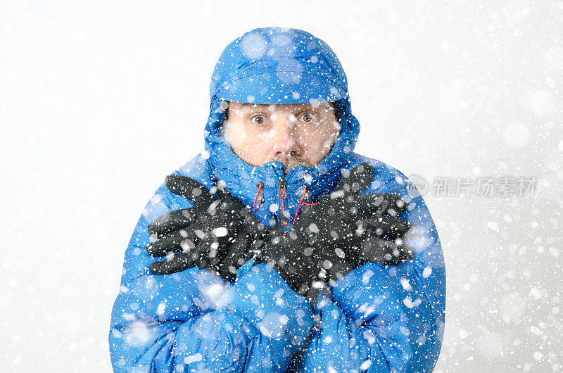 人在雪下冻住的肖像