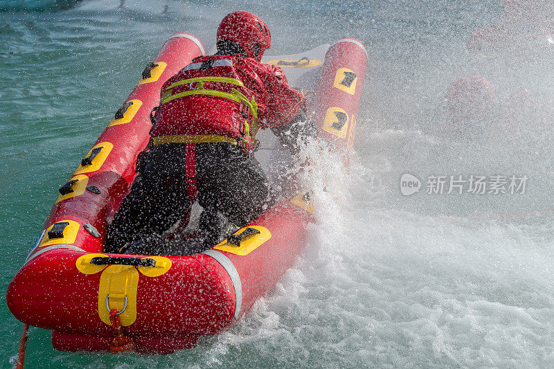 消防队员在水上救援演习中，使用独木舟和特殊的制服