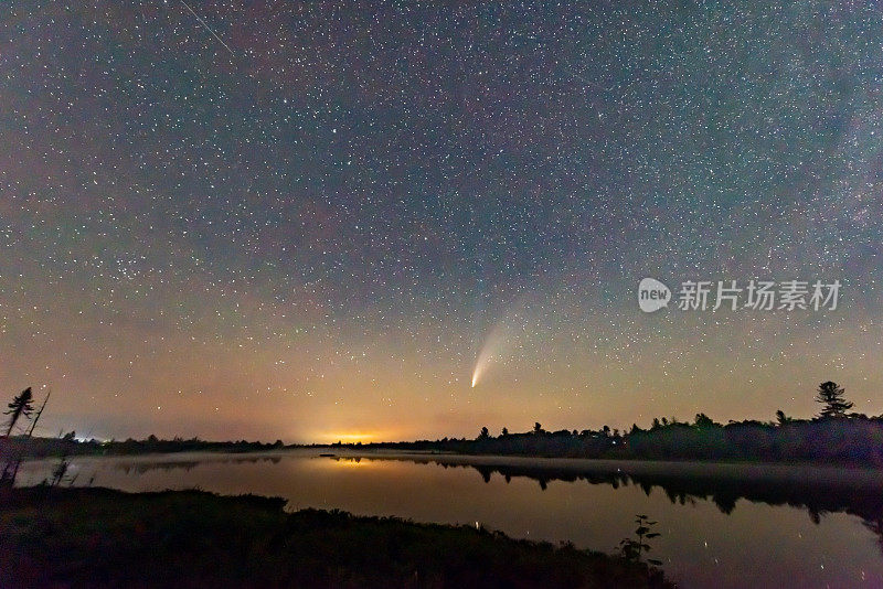 加拿大格雷文赫斯特，托伦斯·巴伦斯暗天保护区，日落后黑暗的夜空中的Neowise彗星