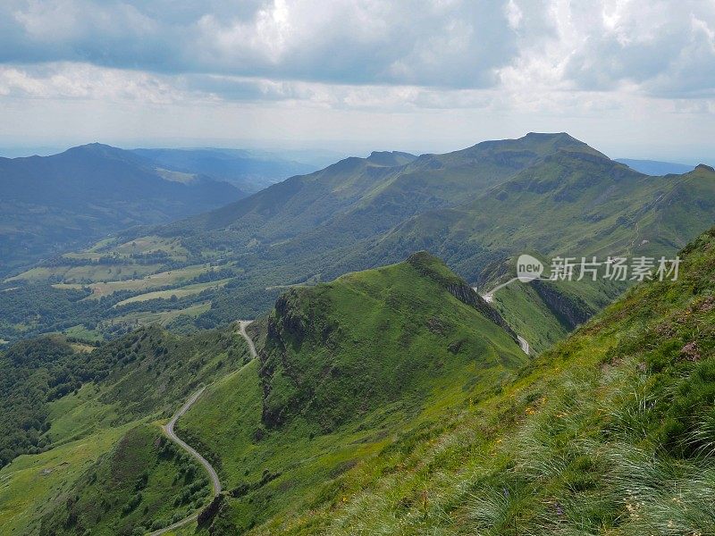 法国康塔尔山脉的火山景观