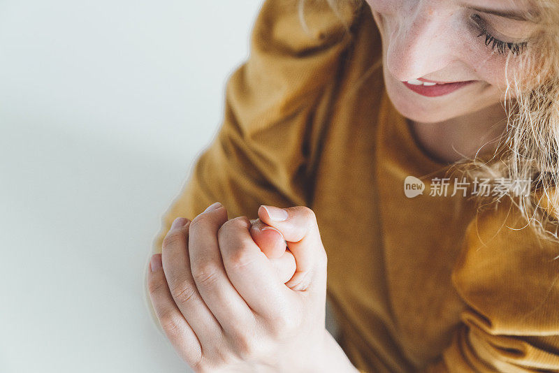 白人妇女按摩她的手与护手霜