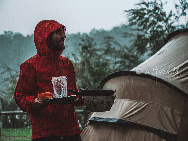 一名男子在露营和洗碗时遇上了暴风雨