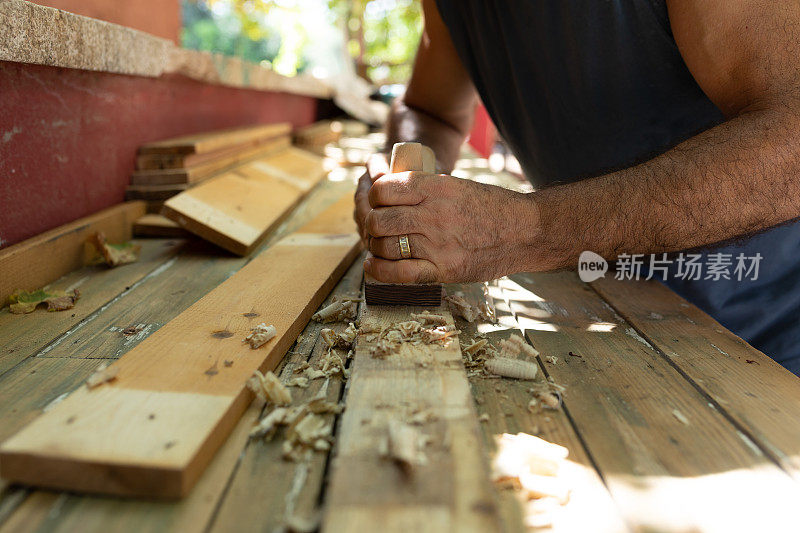 近看，男雕刻家正在工作