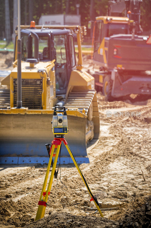 公路建筑工地上的土地测量设备